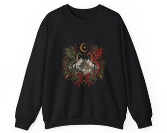 Op de afbeelding: Een zwart sweatshirt met ronde hals en een centrale afbeelding van twee draken, een groene en een rode, die een besneeuwd berglandschap flankeren. Boven de toppen staat een gouden maansikkel en aan de onderkant van het ontwerp zit een rode strik.