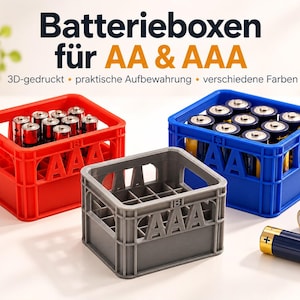 Op de afbeelding: Drie rechthoekige batterijopslagkratten in rood, blauw en grijs, elk voorzien van een rasterinterieur en de in reliëf aangebrachte tekst AAA aan de zijkant. De rode en blauwe kratten zijn gevuld met batterijen, terwijl de grijze leeg is.