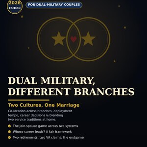 以下が含まれることがあります： True North Paper Co. 2026 Edition for Dual-Military Couplesと題された濃紺の案内チラシ。2つの星と小さな赤いハートが描かれた金色のベン図が中央にあり、共働き軍人夫婦のキャリアや退職に関するテキストが記載されています。