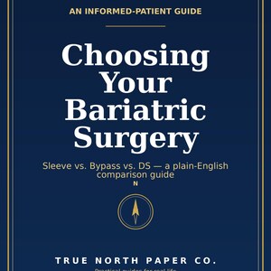 Op de afbeelding: Een donkerblauwe informatieve gids getiteld Choosing Your Bariatric Surgery: Sleeve vs. Bypass vs. DS — a plain-English comparison guide. De omslag bevat gouden tekst, een gouden kompasicoon en de uitgeversnaam True North Paper Co.