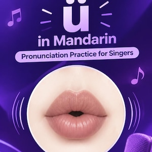 Op de afbeelding: Een paarse educatieve afbeelding met de titel Sing in Chinese: How to Pronounce ü in Mandarin, Pronunciation Practice for Singers. Het bevat een cirkelvormige uitsnede met lippen in neutrale tinten, muzieknoten en een microfoon.