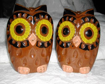 Owlet Salt and Pepper Shakers, Halloween Kawai Vintage Chalkware, Large Owl Salt and Pepper Shakers