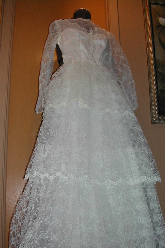 White Lacy Modest Wedding Gown with Bustle, US Si… - image 1