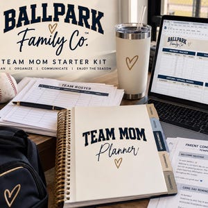 Op de afbeelding: Een Team Mom Starter Kit met een spiraalgebonden planner met een gouden hart, een witte beker met een gouden hart, een honkbal en geprinte documenten zoals een teamrooster, toernooitracker en sjablonen voor oudercommunicatie op een laptop.