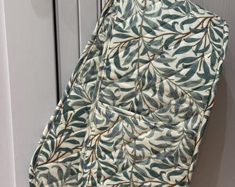 Guante de horno con diseño floral verde Willow Bough de William Morris