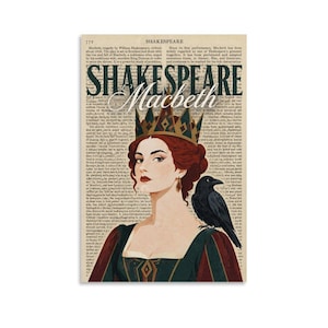 Puede incluir: Un póster con el retrato de una reina de cabello castaño rojizo que lleva una corona oscura y un vestido verde oscuro y rojo, con un cuervo negro posado en su hombro. El fondo consiste en texto de diccionario antiguo sobre Macbeth.
