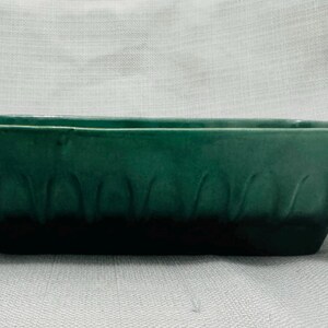 Macetero rectangular arqueado de cerámica esmaltada verde vintage Royal Haeger U-110, maceta de cerámica artística de estilo moderno de mediados de siglo.