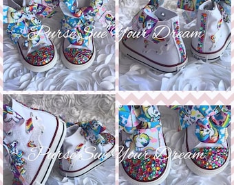 Anpassade regnbågsfärgade enhörningsfödelsedagsskor - regnbågsfärgad enhörningsfest - Swarovski-kristall Converse - regnbågsfärgad enhörningsfödelsedagsoutfit - enhörningsskor