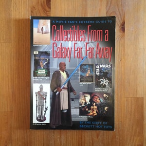 Puede incluir: Una portada de libro con el título "Collectibles From a Galaxy Far, Far Away" y una imagen de un personaje de Star Wars sosteniendo un sable de luz. El libro es una guía de objetos de colección de Star Wars.