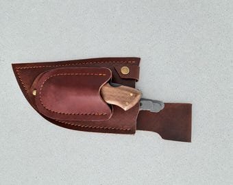 Peut inclure: Un étui en cuir marron avec des coutures orange et un bouton-pression en laiton, contenant un couteau pliant avec un manche en bois marron clair et une lame en métal argenté, ainsi que deux lames en métal argenté supplémentaires.