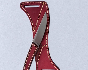 Peut inclure: Un couteau à lame fixe avec une lame en métal argenté et un manche gainé de cuir rouge foncé avec des coutures claires. Le couteau est partiellement inséré dans un étui en cuir rouge foncé assorti doté de coutures décoratives claires.