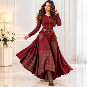 Könnte beinhalten: Ein langärmeliges, bodenlanges bordeauxrotes Kleid mit geknöpftem Oberteil, einem braunen Ledergürtel in der Taille und einem ausgestellten Rock mit kontrastierenden Karomustern am unteren Teil und an den Taschen.