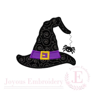 Peut inclure: Un motif de broderie représentant un chapeau de sorcière noir avec un motif tourbillonnant, une bande violette, une boucle jaune et une petite araignée noire suspendue à la pointe. Le texte Joyous Embroidery est visible en bas à droite.