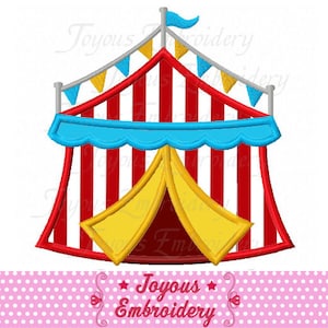 Może przedstawiać: Czerwono-biały namiot cyrkowy w pasy z niebieskim daszkiem i żółtymi klapami. Namiot ma flagę na szczycie i baner z tekstem "Joyous Embroidery".
