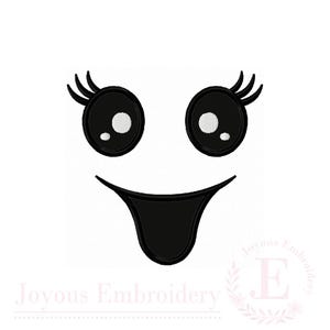 Peut inclure: Un motif de broderie représentant un visage noir avec deux grands yeux circulaires, chacun doté de trois longs cils et de reflets blancs, ainsi qu'une large bouche noire incurvée avec une langue tirée, centré sur un fond blanc uni.
