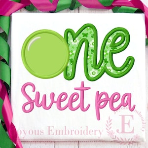 Könnte beinhalten: Grüne und weiße Stickerei mit der Aufschrift "one sweet pea" und einer grünen Erbse.