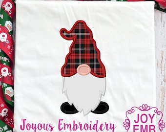 Könnte beinhalten: Gestickte Darstellung eines roten und schwarzen karierten Gnoms mit weißem Bart und schwarzen Schuhen. Das Design befindet sich auf einem weißen T-Shirt mit dem Text "Joyous Embroidery" darunter.