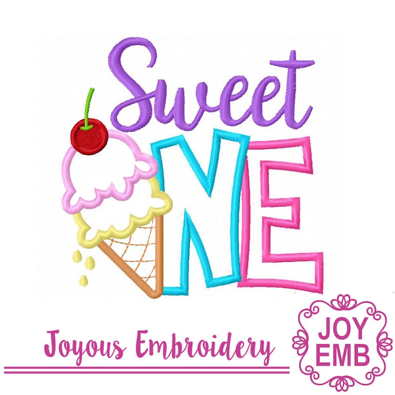 Pu&ograve; includere: Design di ricamo "Sweet One" con un cono gelato con una ciliegia in cima e la parola "ONE" in lettere colorate. Il design &egrave; perfetto per una festa di primo compleanno.