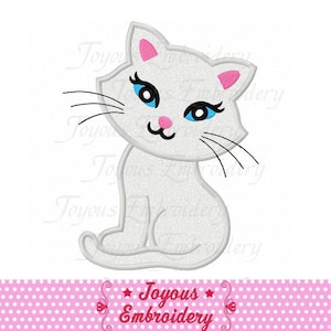 Könnte beinhalten: Eine weiße Katze mit rosa Ohren und blauen Augen sitzt mit dem Schwanz um die Beine gewickelt. Die Katze schaut nach rechts im Bild. Der Hintergrund ist weiß mit einem rosa Tupfenmuster.