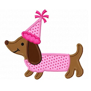 Könnte beinhalten: Ein brauner Dackel, der ein rosa gepunktetes Kleid und eine rosa Partymütze mit einer rosa Schleife oben trägt.