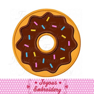 Könnte beinhalten: Ein brauner Schokoladen-Donut mit gelben, rosa und blauen Streuseln auf gelbem Hintergrund.