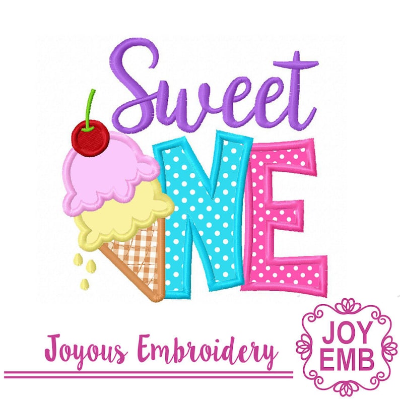 Pu&ograve; includere: Design di ricamo Sweet One con un cono gelato rosa, giallo e marrone con una ciliegia rossa in cima. Le lettere "ONE" sono in blu, rosa e bianco con pois. Il testo "Joyous Embroidery" &egrave; in fondo al design.