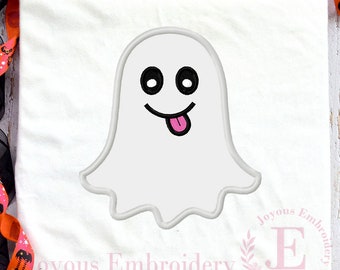 Puede incluir: Camiseta blanca con un diseño de fantasma sonriente. El fantasma tiene ojos negros, una lengua rosa y un contorno blanco. La camiseta está decorada con el texto "Joyous Embroidery". Tema de Halloween.