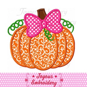 Könnte beinhalten: Ein orangefarbener Kürbis mit weißem Filigranmuster, einer rosa Schleife mit Punkten und grünen Ranken. Der Kürbis hat einen braunen Stiel und ist ein Stickdesign. Der Text "Joyous Embroidery" steht unten.