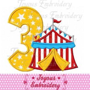 Może przedstawiać: Żółta cyfra 3 z białymi gwiazdami i wzorem namiotu cyrkowego. Namiot jest w czerwono-białe paski z niebieskimi i żółtymi akcentami. Obraz zawiera tekst "Joyous Embroidery".