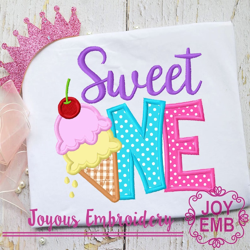 Pu&ograve; includere: Design di ricamo Sweet One con un cono gelato rosa, giallo e marrone con una ciliegia rossa in cima. Le lettere "ONE" sono in blu, rosa e bianco con pois. Il testo "Joyous Embroidery" e "JOY EMB" &egrave; incluso.
