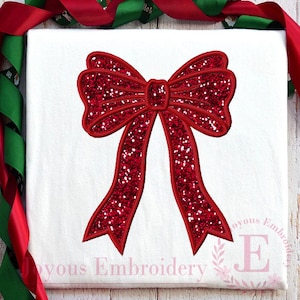 Pode incluir: Design de bordado de laço vermelho com glitter. Este design é perfeito para adicionar um toque festivo aos seus projetos.