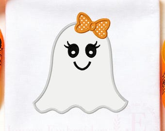 Op de afbeelding: Een wit stoffen vierkant met een geborduurd spookontwerp. Het spook is wit met zwarte ogen, lange wimpers en een glimlachende mond. Een oranje strik met witte stippen is op de bovenkant van het hoofd van het spook geplaatst. De tekst Joyous Embroidery is zichtbaar.