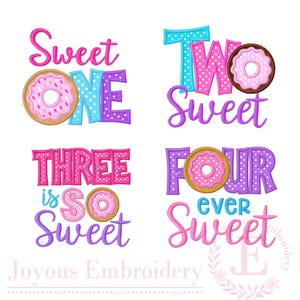 Op de afbeelding: Vier kleurrijke ontwerpen met de woorden "Sweet One", "Two Sweet", "Three is So Sweet" en "Four Ever Sweet". Elk ontwerp bevat een donut-afbeelding. De tekst is in roze, paars en blauw.