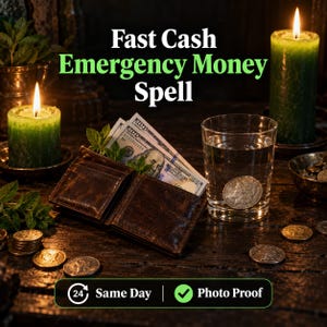 Könnte beinhalten: Eine braune Ledergeldbörse mit US-Hundert-Dollar-Scheinen und Minzblättern, neben einem Glas Wasser mit einer Silbermünze, zwei grünen Kerzen und verstreuten Münzen. Text: Fast Cash Emergency Money Spell, 24 Same Day, Photo Proof.