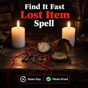Op de afbeelding: Een zakhorloge, een kompas, een ring en sleutels op een donker oppervlak met twee brandende kaarsen. De tekst luidt Find It Fast Lost Item Spell, 24 Same Day en Photo Proof. Een rood touwtje ligt rond de voorwerpen in deze donkere scène.