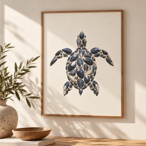 Puede incluir: Una lámina de arte enmarcada que muestra una ilustración de una tortuga marina compuesta por varias conchas de mejillón de color azul oscuro y gris sobre un fondo blanco roto. La obra está en un marco de madera de tono claro.