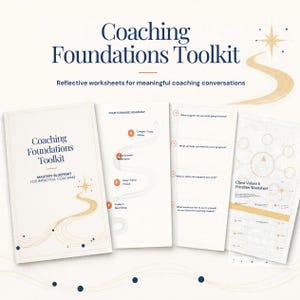 Op de afbeelding: De Coaching Foundations Toolkit is een set reflectiewerkbladen met donkerblauwe tekst op een lichte achtergrond. De omslag toont de titel, Mastery Blueprint for Impactful Coaching, en een stergrafiek. Binnenpagina's tonen roadmaps en waarden-werkbladen.
