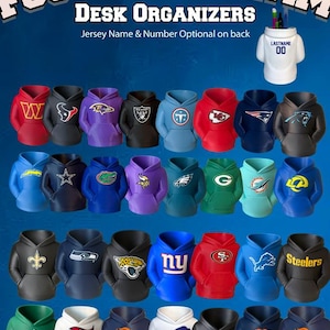 Puede incluir: Una colección de organizadores de escritorio con forma de sudaderas con capucha en miniatura, cada una con varios logotipos y colores de equipos de fútbol profesional. El texto FOOTBALL TEAM DESK ORGANIZERS aparece arriba con una parte trasera.