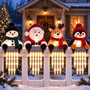 Könnte beinhalten: Vier beleuchtete Weihnachtsfiguren, darunter ein Schneemann, der Weihnachtsmann, ein Rentier und ein Pinguin, die jeweils eine Wintermütze und einen Schal tragen. Jede Figur ist mit einer Reihe leuchtender, vertikaler eiszapfenförmiger Lichter verbunden.