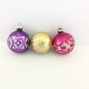 Vintage Glitter Shiny Brite Weihnachtsverzierung lila Gold und rosa Quecksilberglas 1950er Jahre 3er Set