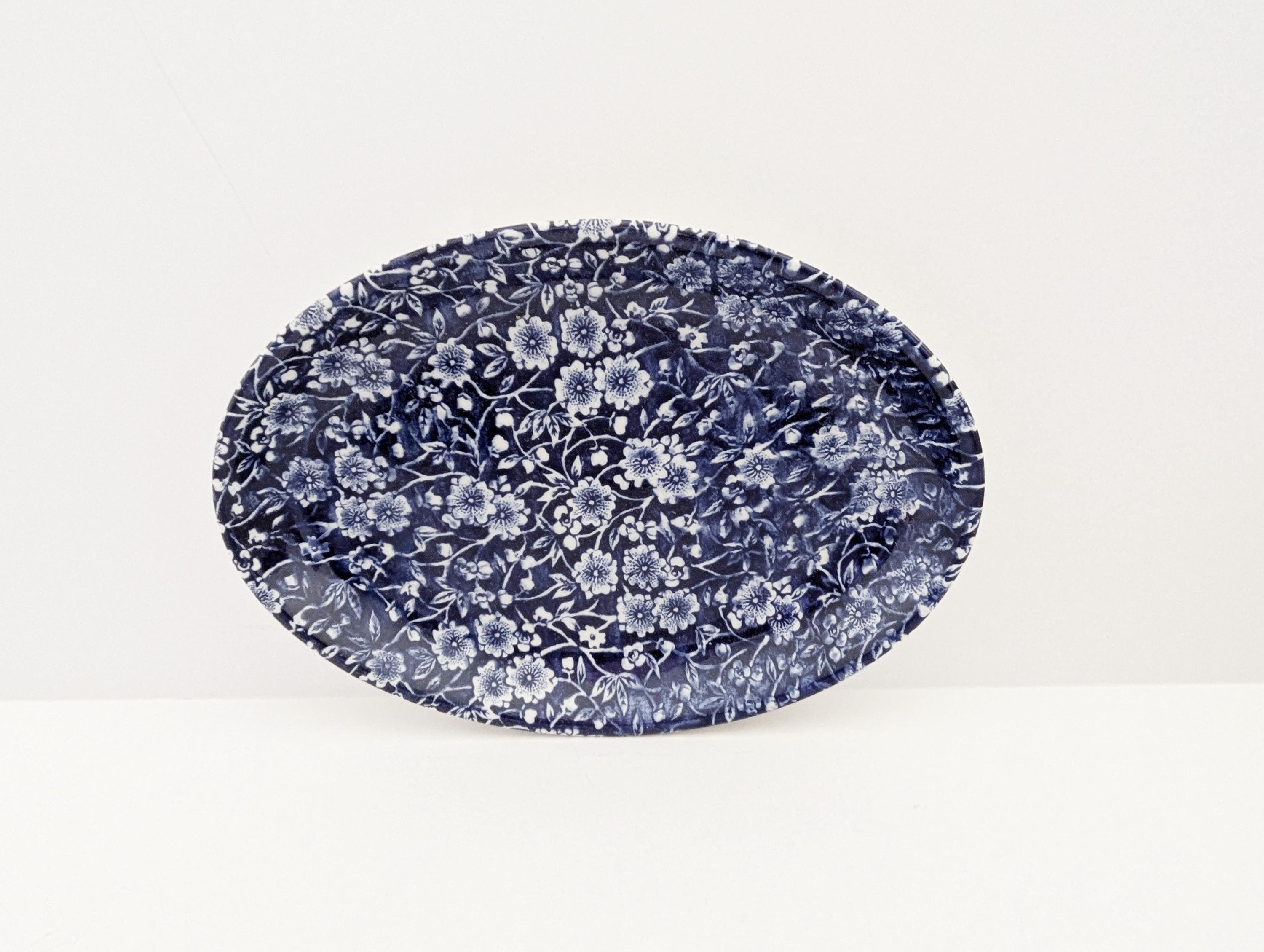 Burleigh Dark Blue Calico バタ-デイッシュ Burleigh Dark Blue Calico バタ-デイッシュ（Blue Calico