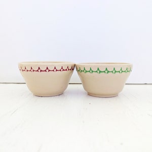 Vintage Tan Restaurant Ware Obstschalen Custard Tassen Siracuse China Econo Rim Rot und Grün 1940er Jahre