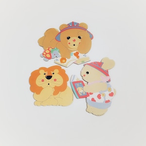 Juego de 3 adornos de pared vintage Fisher Price con animales del zoológico: león, conejo y oso, cartón rosa y azul, década de 1990