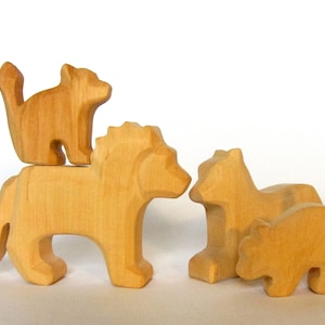 Löwe mit Löwin und Löwenkindern aus Holz geschnitzt, Ökologisches Holzspielzeug