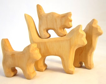 Famille de chats sculptés dans du bois d’aulne, jouets en bois