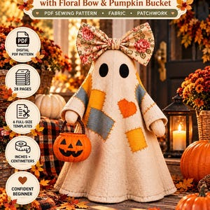Può includere: Una decorazione a forma di fantasma in tessuto beige con un grande fiocco floreale, quadrati patchwork arancioni e blu e due occhi neri circolari. Il fantasma tiene in mano un piccolo secchiello a forma di zucca arancione. Testo: Patchwork Fabric Ghost.