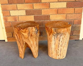 Par de mesas auxiliares/taburetes de madera maciza hechos con tocones.