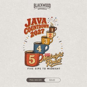Op de afbeelding: Een grafisch ontwerp met de tekst "JAVA COUNTDOWN 2027" boven een stapel van vijf kleurrijke koffiemokken genummerd van één tot vijf. De mokken zijn diagonaal gerangschikt met stoom die uit de bovenste mok komt. Daaronder staat de tekst "Midnight Roast" en "FIVE SIPS TO MIDNIGHT". De merknaam "BLACKWOOD APPARELS" staat bovenaan.