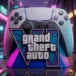 Op de afbeelding: Een wit en zwart videogamecontroller geplaatst achter een decoratieve standaard met het Grand Theft Auto VI-logo. Het logo toont de tekst Grand Theft Auto in witte letters op een paarse achtergrond met blauwgroene silhouetten van palmbomen.