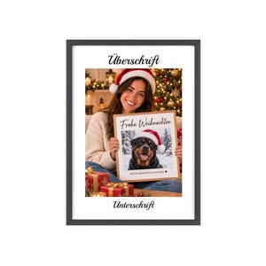 Könnte beinhalten: Ein schwarzer rechteckiger Rahmen mit einem Foto einer Person mit Weihnachtsmütze, die ein Schild mit einem Rottweiler mit Weihnachtsmütze im Schnee hält, inklusive des Textes Frohe Weihnachten und und ein glückliches neues Jahr.